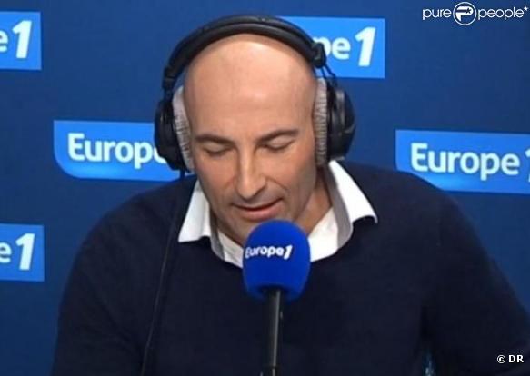 Nicolas Canteloup fête sa 1000ème sur Europe 1, entouré de Marc-Olivier Fogiel, Julie, Jean-Pierre Elkabbach, Laurent Fabius et Laurent Cabrol.