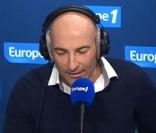 Nicolas Canteloup fête sa 1000ème sur Europe 1, entouré de Marc-Olivier Fogiel, Julie, Jean-Pierre Elkabbach, Laurent Fabius et Laurent Cabrol.