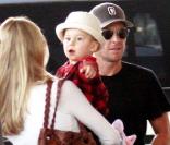 Lance Armstrong, avec sa compagne Anna Hansen et leur fils d\'un an Max, à leur arrivée à Miami le 28 novembre 2010. Au même moment, en Europe, Floyd Landis réitérait ses accusations de dopage organisé...