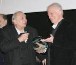 Claude Chabrol remettant un prix à André Dussolier lors du festival de Luchon en 2010 