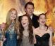 Liam Neeson entoure de ses bras Laura Brent, Georgie Henley et Anna Popplewell, à l'occasion de l'avant-première britannique du Monde de Narnia : L'odyssée du passeur d'aurore , à l'Odeon de Leicester Square, à Londres, le 30 novembre 2010.<b