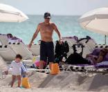 Lance Armstrong sur la plage avec sa femme Anna et leurs enfants Max et Olivia, à Miami le 30 novembre 2010