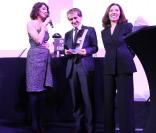 Caterina Murino remet un prix à Alain Prost en présence du commissaire priseur Emmanuelle Vidal-Delagneau lors du gala AfriCAN le 29 novembre 2010 à Paris