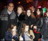 Laurent Fontaine entouré de sa belle famille lors de la soirée Sapins de Noël des créateurs à l\'Espace Vendôme à Paris le 1er décembre 2010