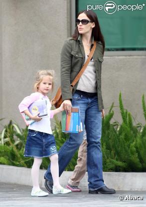 Jennifer Garner se balade aves ses filles Violet et Seraphina à Los Angeles, le 2 décembre 2010.