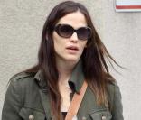 Jennifer Garner se balade aves ses filles Violet et Seraphina à Los Angeles, le 2 décembre 2010.