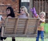 La famille Spears et Jason Trawick, petit ami de Britney, partagent un moment dans le jardin de la maison familiale de Kentwood, en Louisiane, jeudi 25 novembre.