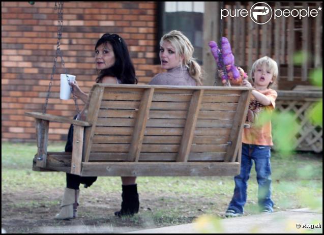 La famille Spears et Jason Trawick, petit ami de Britney, partagent un moment dans le jardin de la maison familiale de Kentwood, en Louisiane, jeudi 25 novembre.