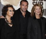 Claudia Cardinale, Jean Dujardin et Nicole Garcia lors de l'avant-première d'Un balcon sur la mer à Paris le 6 décembre 2010