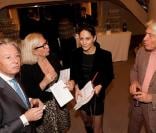 Les deux commissaires priseurs, Maître Georges Delletrez et Pierre Cornette Saint-Cyr, et Christine Chevalier, la responsable des événements de l'UNICEF lors de la vente aux enchères des Frimousses le 7 décembre dans l'Hôtel  des Ventes Drouot Montai