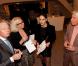Les deux commissaires priseurs, Maître Georges Delletrez et Pierre Cornette Saint-Cyr, et Christine Chevalier, la responsable des événements de l'UNICEF lors de la vente aux enchères des Frimousses le 7 décembre dans l'Hôtel  des Ventes Drouot Montai