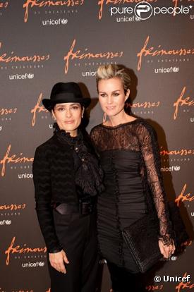 Salma Hayek et Laeticia Hallyday lors de la vente aux enchères des Frimousses le 7 décembre dans l'Hôtel des Ventes Drouot Montaigne à Paris