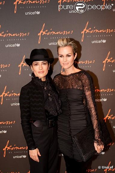 Salma Hayek et Laeticia Hallyday lors de la vente aux enchères des Frimousses le 7 décembre dans l'Hôtel des Ventes Drouot Montaigne à Paris
