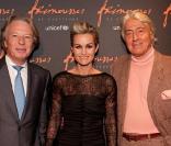  Georges Delettrez, Laeticia Hallyday et Pierre Cornette de Saint Cyr lors de la vente aux enchères des Frimousses le 7 décembre dans l'Hôtel des Ventes Drouot Montaigne à Paris 