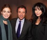 Julie Gayet, Bernard Montiel et Yamina Benguigui lors de la vente aux enchères des Frimousses le 7 décembre dans l'Hôtel des Ventes Drouot Montaigne à Paris
