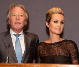 Georges Delettrez et Laeticia Hallyday lors de la vente aux enchères des Frimousses le 7 décembre dans l'Hôtel des Ventes Drouot Montaigne à Paris