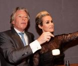 Georges Delettrez et Laeticia Hallyday lors de la vente aux enchères des Frimousses le 7 décembre dans l'Hôtel des Ventes Drouot Montaigne à Paris avec la poupée Chanel 