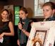 Delphine de Turckheim et Julie Gayet lors de la vente aux enchères des Frimousses le 7 décembre dans l'Hôtel des Ventes Drouot Montaigne à Paris