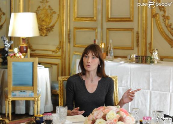 Carla Bruni et Nicolas Sarkozy déjeunent avec le président de la République arabe syrienne, Bachar el-Assad, et son épouse Asma. Claude Guéant est également convié. Le 9/12/2010