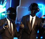 Les Daft Punk, à l'occasion de l'avant-première hollywoodienne de  Tron Legacy , qui s'est tenue au El Capitan Theatre, à Los Angeles, le 11 décembre 2010.