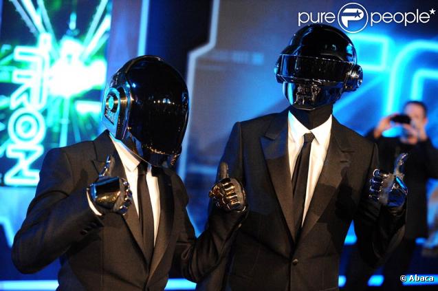 Les Daft Punk, à l'occasion de l'avant-première hollywoodienne de  Tron Legacy , qui s'est tenue au El Capitan Theatre, à Los Angeles, le 11 décembre 2010.