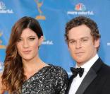 Michael C. Hall et sa femme Jennifer Carpenter posent lors des Emmy Awards en septembre 2009 