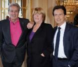 Remise de médailles au ministère de la Culture, à Paris le 15 décembre : Alain Delon et Vincent Perrot<br />