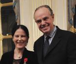 Remise de médailles au ministère de la culture, le 14 décembre 2010 à Paris : Irène Frain et Frédéric Mitterrand 