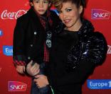 Ysa Ferrer et son fils à la soirée du Train de Noël le 15 décembre 2010
