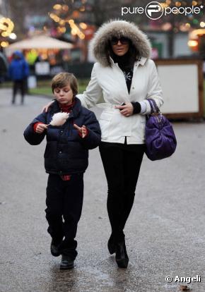 Elizabeth Hurley et son fils Damian à Hyde Park à Londres le 16 décembre 2010