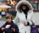 Quand Liz Hurley profite de son fils, son amant s'éclate et son mari sombre...
