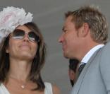 Selon la presse anglaise, Elizabeth Hurley aurait une aventure avec l'ancien joueur de cricket australien Shane Warne. Ils se sot rencontrés aux courses Goodwood le 27 juillet 2010