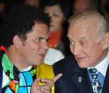 Du 17 au 20 décembre 2010, l'artiste brésilien résidant à Miami Romero Britto, ici avec Buzz Aldrin, présente d'étonnants portraits au Carrousel du Louvre.