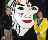 Du 17 au 20 décembre 2010, l'artiste brésilien résidant à Miami Romero Britto, ici avec Farah Diba, présente d'étonnants portraits au Carrousel du Louvre.