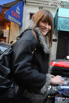 Carla Bruni à la sortie de la radio RTL il y a quelques jours