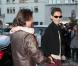Tom Cruise et Katie Holmes arrivent à l'hôtel Plaza avec leur fille Suri, court vêtue par -4°C, lundi 20 décembre, à New York.