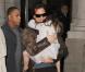 Tom Cruise et Katie Holmes arrivent à l'hôtel Plaza avec leur fille Suri, court vêtue par -4°C, lundi 20 décembre, à New York.