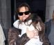 Tom Cruise et Katie Holmes arrivent à l'hôtel Plaza avec leur fille Suri, court vêtue par -4°C, lundi 20 décembre, à New York.