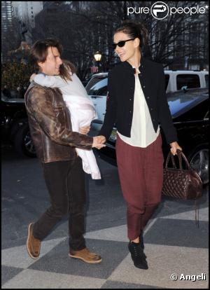Tom Cruise et Katie Holmes arrivent à l'hôtel Plaza avec leur fille Suri, court vêtue par -4°C, lundi 20 décembre, à New York.