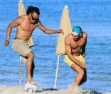 Edgar Davids profite du soleil de Miami, en compagnie d'amis, le 22 décembre 2010