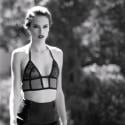 Alessandra Ambrosio dans une vidéo sublime, le top joue la pin-up glam' !
