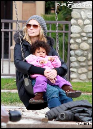 Heidi Klum, Seal et leurs enfants dans un parc de Beverly Hills le 26 décembre 2010 : Heidi Klum et l'adorable petite Lou, 1 an et trois mois