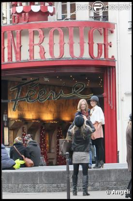 Kristen Bell joue les touristes à Paris, le 15 décembre 2010.
