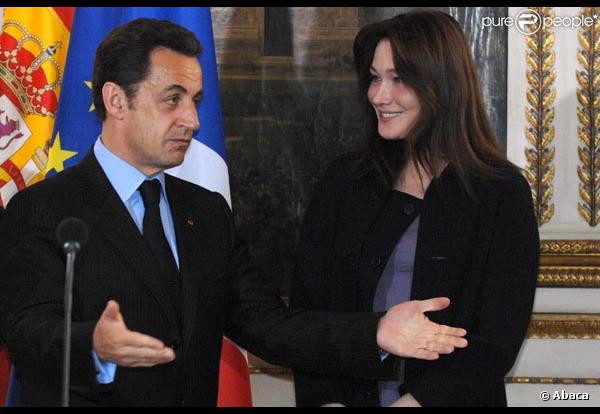 Nicolas Sarkozy n'est pas vraiment à son avantage dans un studio d'enregistrement...