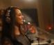 Alicia Keys, transcendée par l'amour de son fils Egypt, rayonne dans les images de l'enregistrement de son titre inédit  Speechless , au côté d'Eve et de son mari Swiss Beatz.