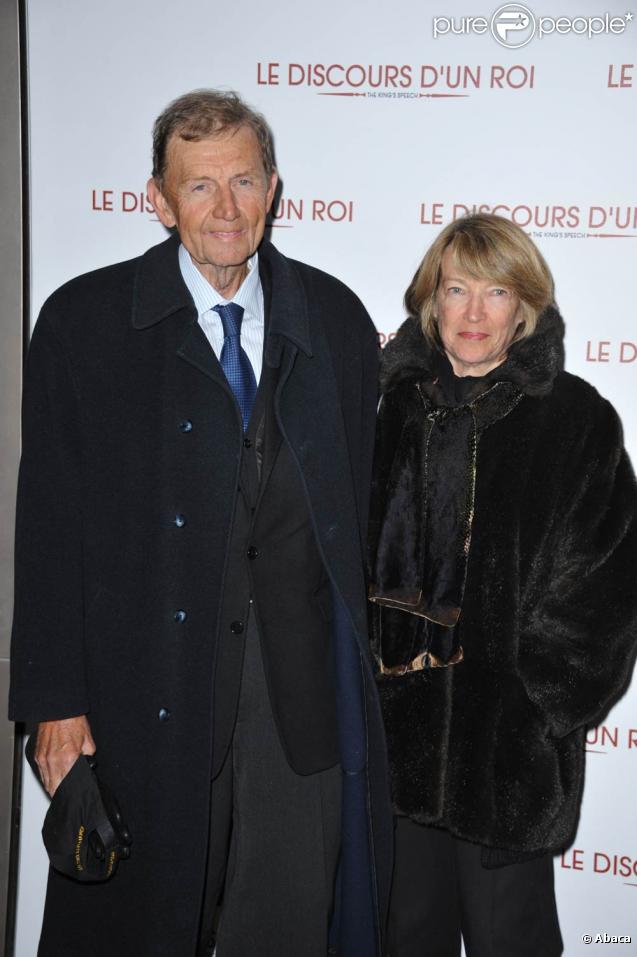 Etienne Mougeotte et sa femme, à l'occasion de l'avant-première du  Discours d'un roi , dans l'enceinte de l'UGC Normandie, à Paris, le 4 janvier 2011.