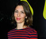 Sofia Coppola cultive son allure garçon manqué avec une marinière, mais n'oublie pas la touche chic avec des boots Louis Vuitton, à la première de Somewhere à Paris, le 4 novembre 2010.