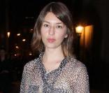 Sofia Coppola incarne le romantisme avec une robe transparente imprimée.