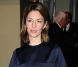 Comment twister une robe simple ? En choisissant un modèle bicolore comme Sofia à Los Angeles, le 13 novembre 2010.