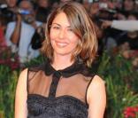 Quand Sofia tente la robe Louis Vuitton decolletée et transparente c'est avec succès à Venise, le 3 septembre 2010.